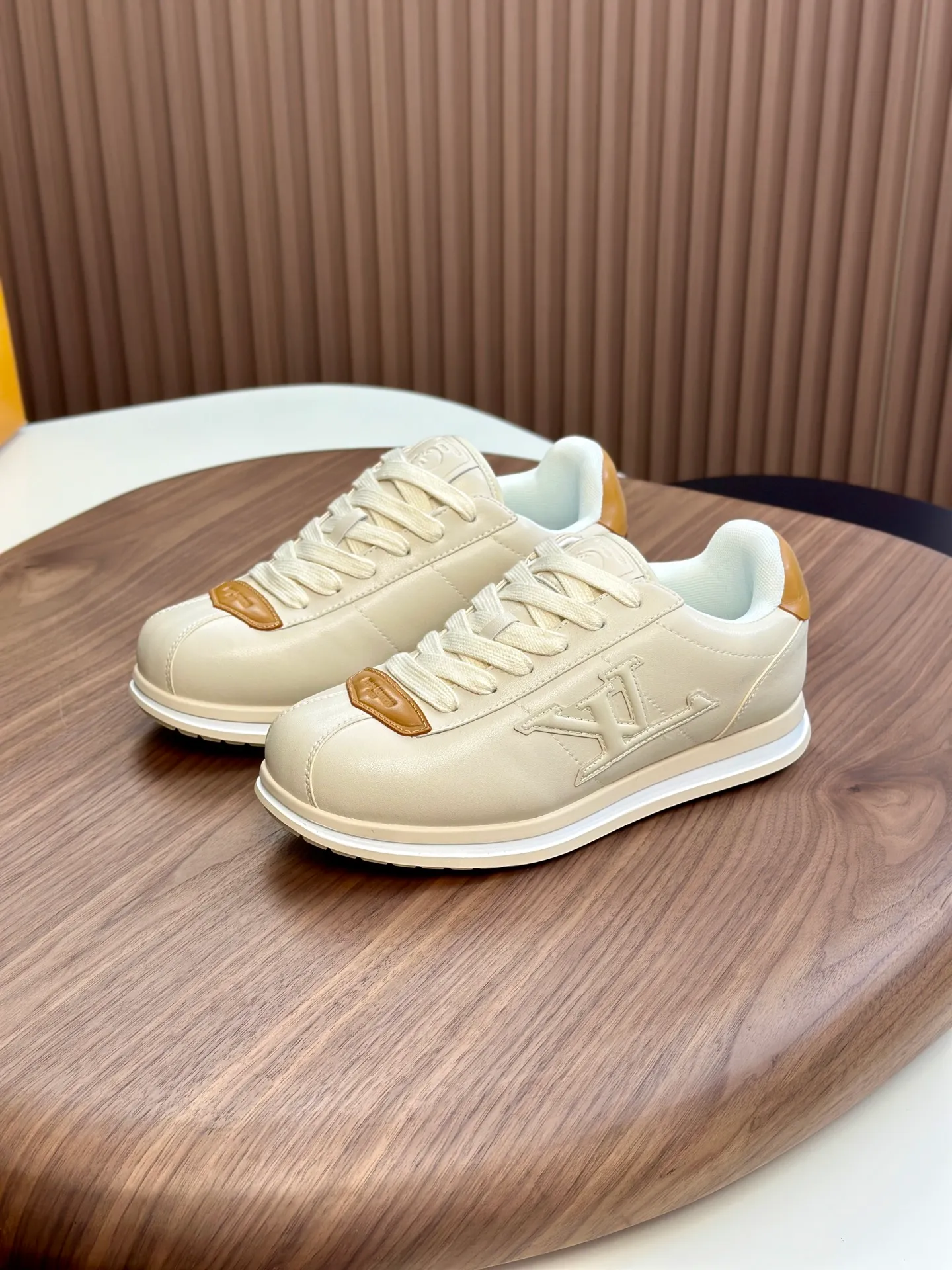 Factory direct sale ¥700💰Full set of packaging💰Top version LV-Louis Vuitton-Classic catwalk new style 1:1 developed replica of the original version! ! The upper foot is very comfortable. It is made of luxurious materials and fine workmanship. The midsole is printed with English letters "Made in Europe". The upper is made of calfskin imported from Italy. The side is decorated with the brand's LOGO and signature. The latest latex foot pads and mesh lining make the foot feel super comfortable. The original two-color TPU combination outsole is specially provided by the original factory. Bag technology Goodyear stitched edges Fabric: Exclusive custom first-layer cowhide Accessories: Exclusive private model Vuitton logo, lining: Customized silk mesh lining - first-layer silk cowhide lining Outsole: TPU combination outsole wear-resistant, non-slip and anti-yellowing Foot pads: new latex pads-mesh sweat-absorbent Counter technology: fully computerized sewing machine wire drawing Toe box back cover Hot and cold shaping Full set of pull-top last with medium and low logo pattern Counter packaging - Shoelaces, certificates, cards, instructions, certificates of quality, dust bags, the most comprehensive packaging on the Internet, men's size 339-44 (38/45 custom-made, non-refundable!